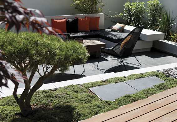 Nedsænket terrasse med skifer designet af havearkitekt Tor Haddeland