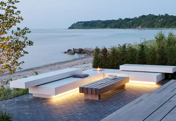 Loungemoebel med svaevende ryg tegnet af havearkitekt Tor Haddeland