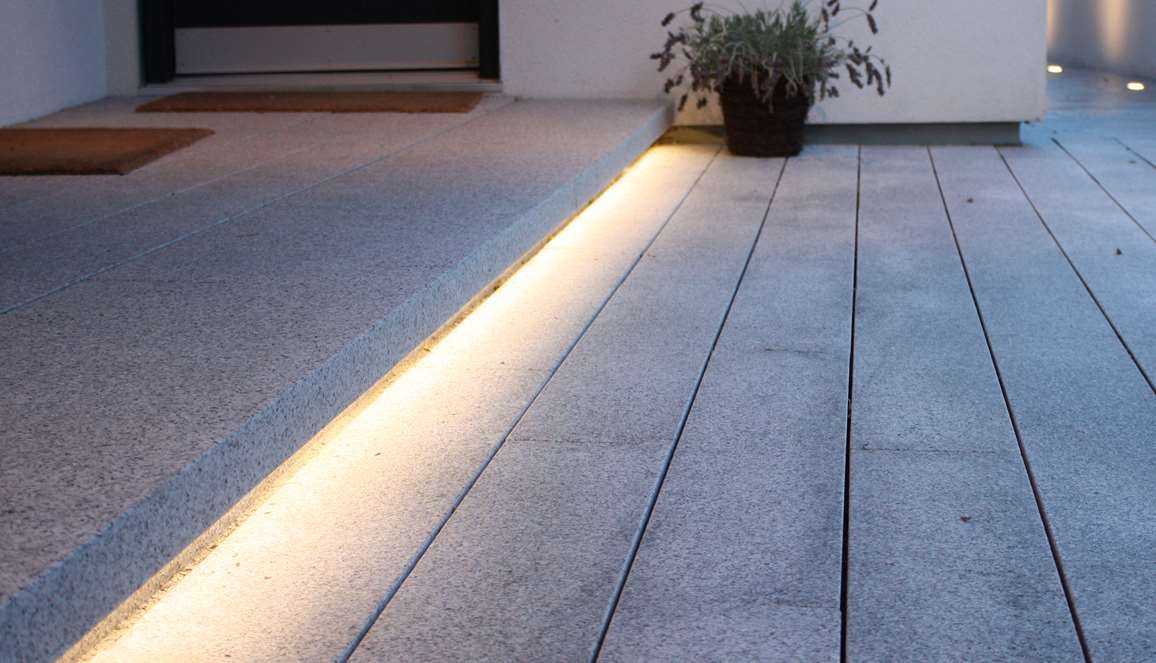 Trappe i granit med LED belysning designet af havearkitekt Tor Haddeland
