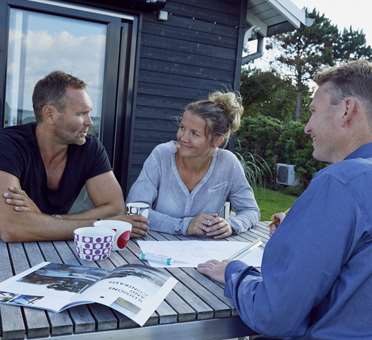 Havearkitekt Tor Haddeland skitserer ny have med Christina Roslyng og Lars Christiansen