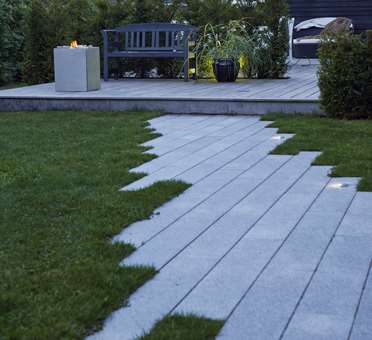 Granitplank i have ved sommerhus designet af havearkitekt Tor Haddeland