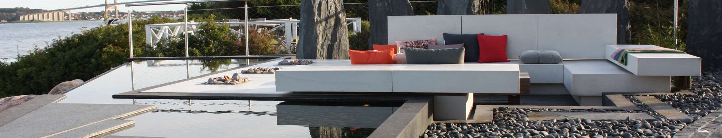 Loungemoebel på terrasse tegnet af havearkitekt Tor Haddeland