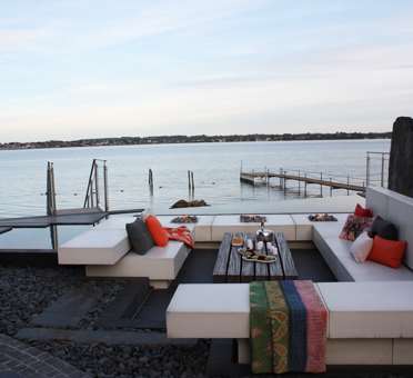 Eksklusivt loungemoebel med integreret baal designet af havearkitekt Tor Haddeland