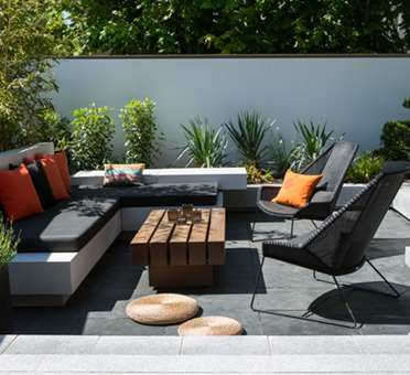 Terrasse med lounge tegnet af havearkitekt Tor Haddeland