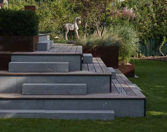 Havearkitekt Tor Haddeland designer amfiterrasse i granit