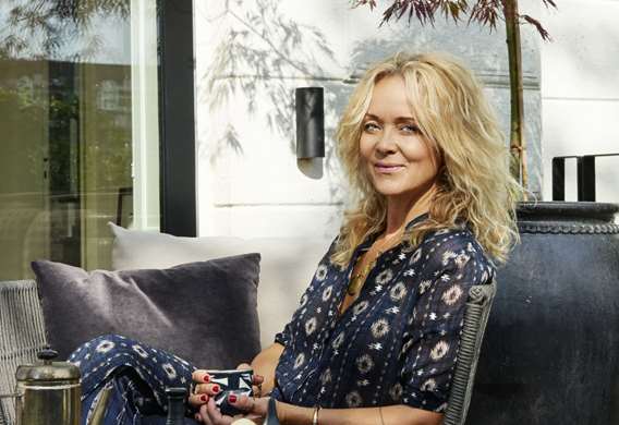 Modedesigner Naja Munthe nyder kaffen på sin nye terrasse