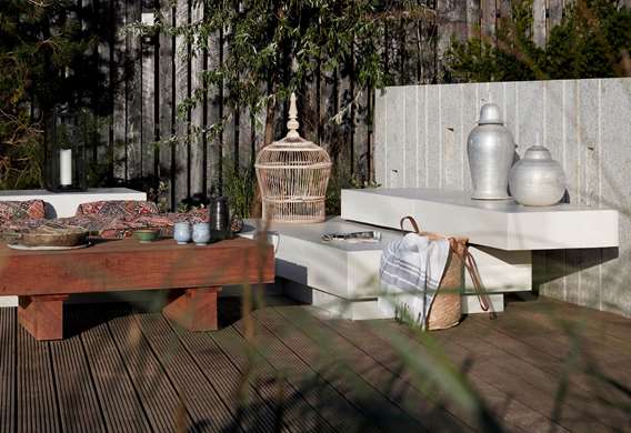 Lounge på træterrasse designet af havearkitekt Tor Haddeland